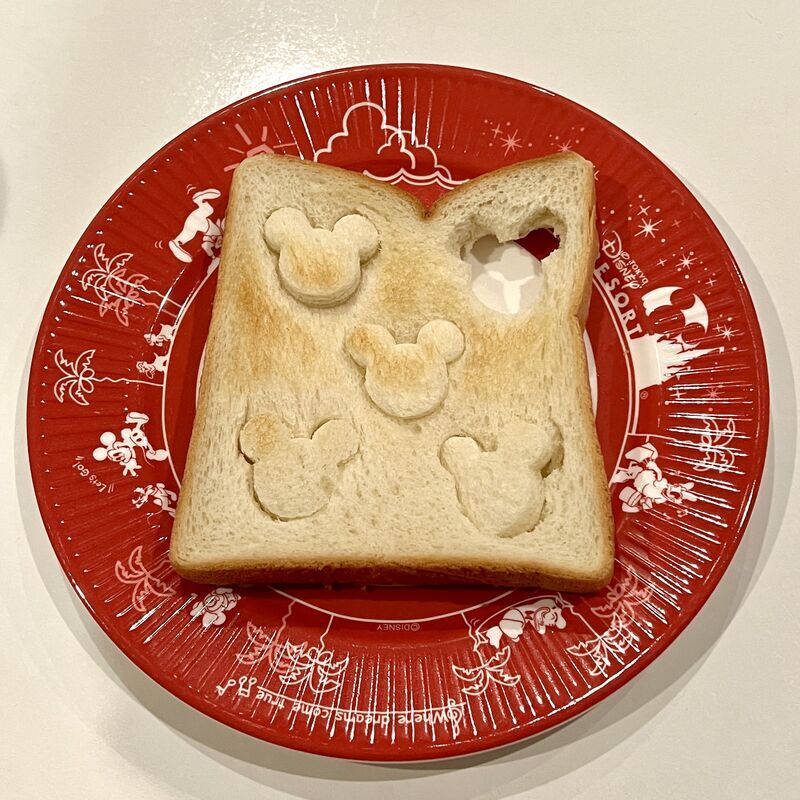 焼きあがったミッキー食パン