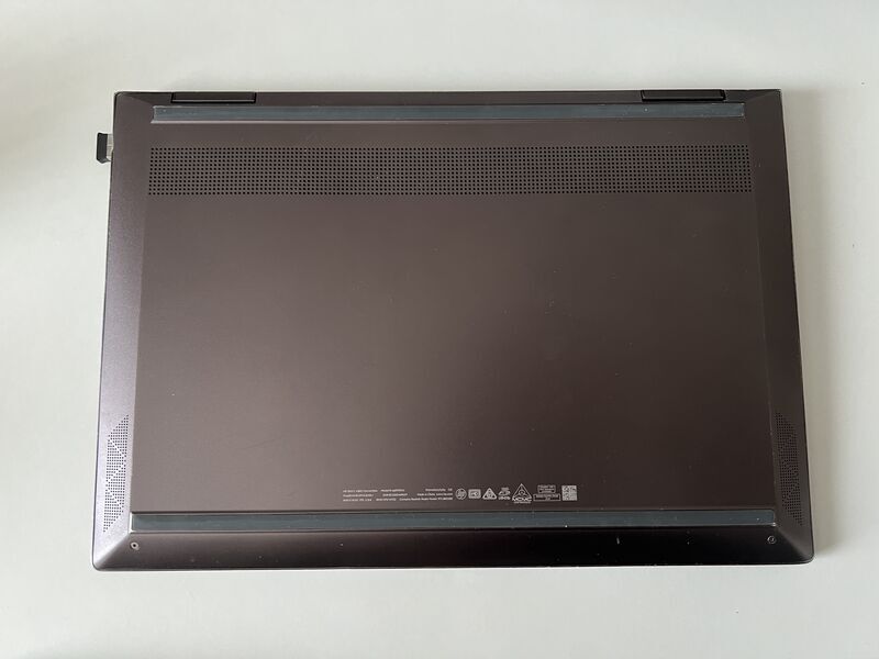 HP ENVY x360 13-ag0010AU裏面の写真