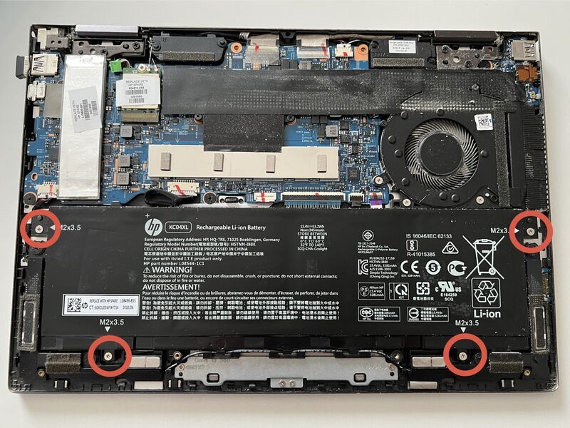HP ENVY x360 13-ag0010AUのバッテリー固定ネジ位置(4か所)を示した写真
