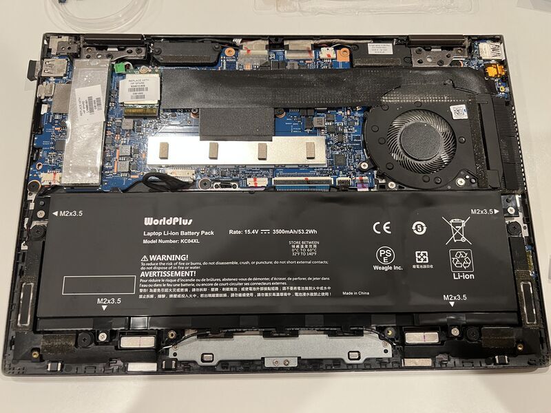 ノートPCに新しいバッテリーを取り付けている様子