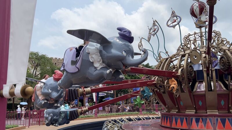 香港ディズニーランドで3歳が乗れたダンボの乗り物