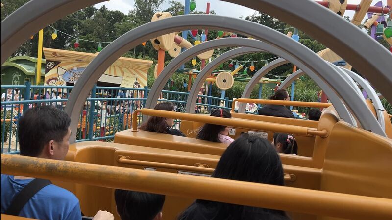 香港ディズニーランドのスリンキー・ドッグ・スピンに3歳子連れで乗った体験