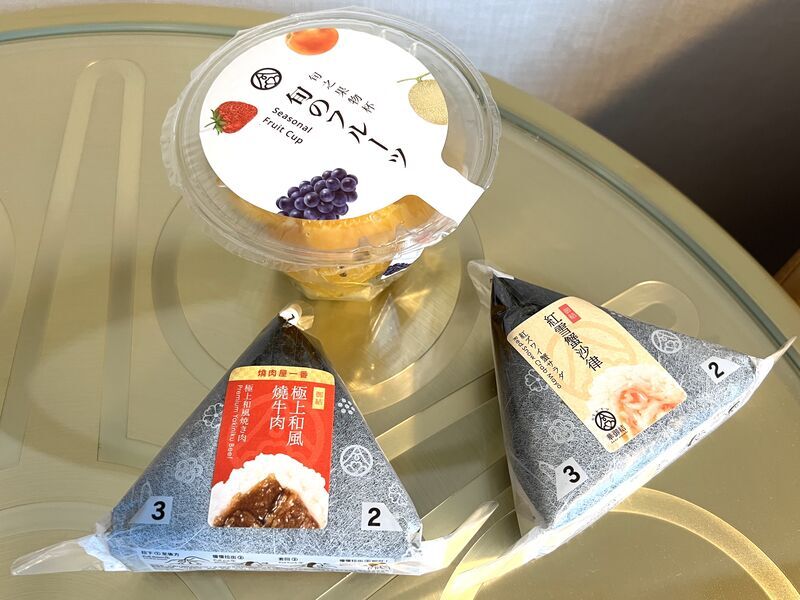 華御結で買ったおにぎりとフルーツ