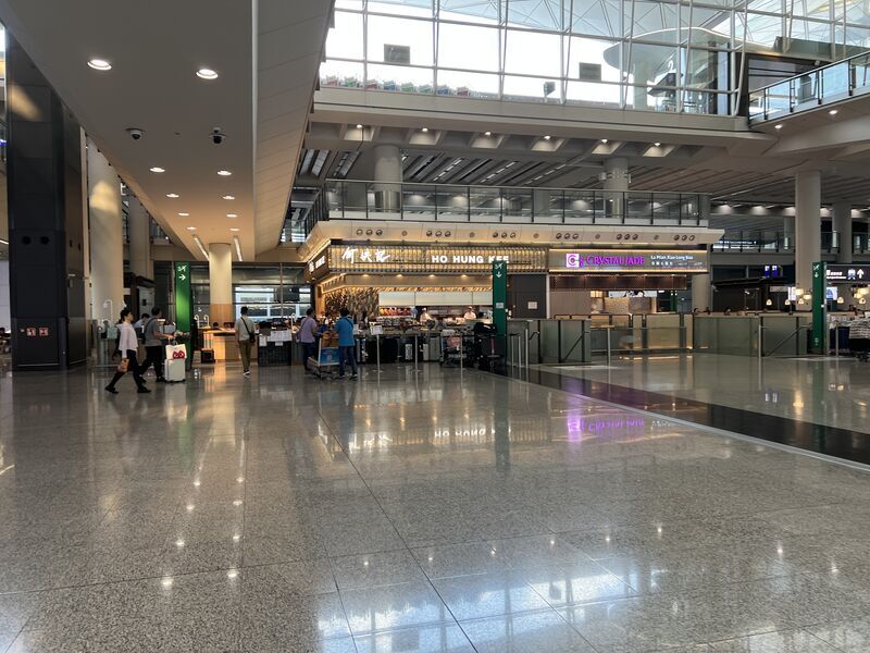 香港国際空港に到着