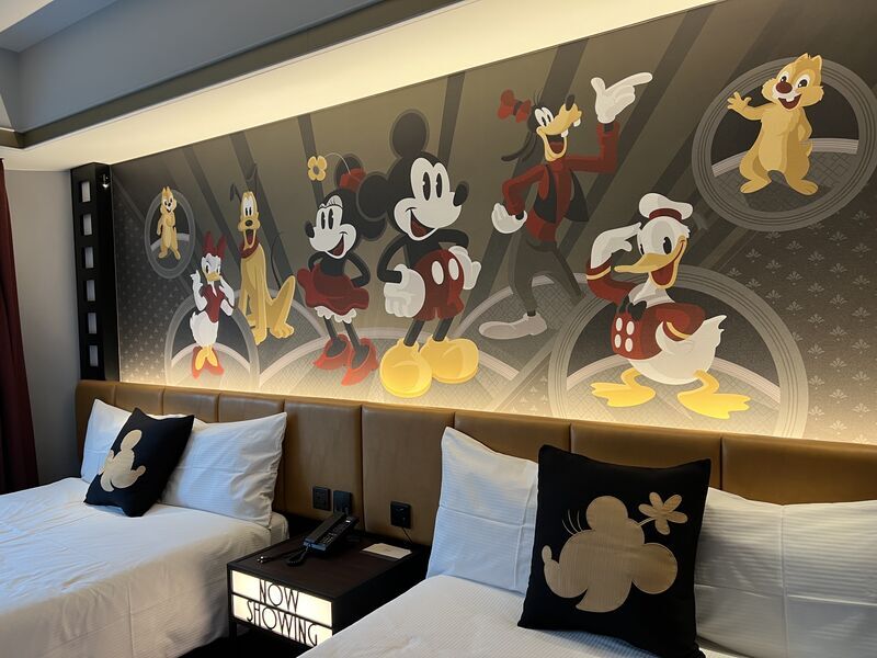 ディズニーハリウッドホテルのミッキーアンドフレンズの部屋の壁とクッション