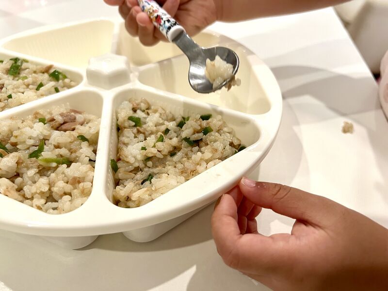 おにぎりを作る前に娘がつまみ食いしているところ