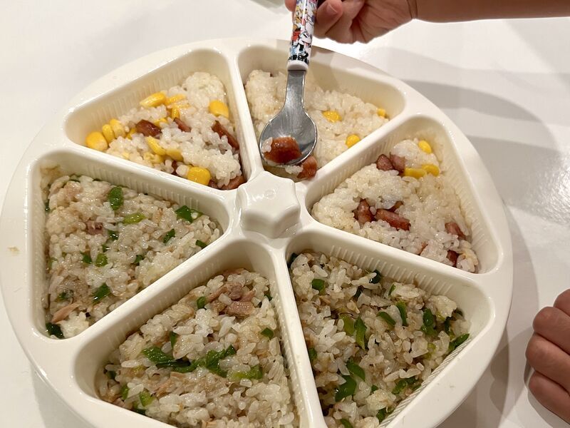 おにぎりの型からウインナーをつまみ食いする3歳娘