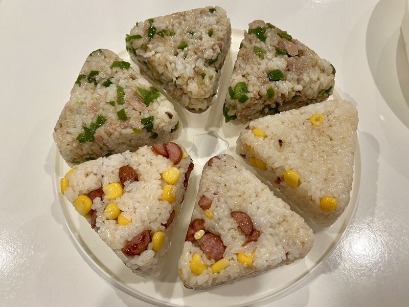 おにぎりの型をひっくり返して完成したところ