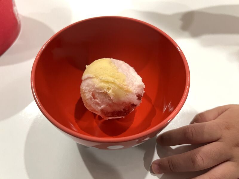 娘お気に入りのバナナアンドストロベリーのアイス