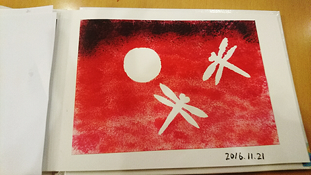介護施設で絵本作り スポンジで夕焼け空のスタンプ絵画 簡単キットで本作り アイデア満載の手作り本教室わん おんり 東京 埼玉 介護施設で絵本作り スポンジで夕焼け空のスタンプ絵画 簡単キットで本作り アイデア満載の手作り本教室わん おんり 東京 埼玉