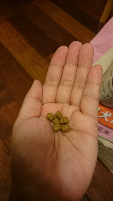 ニュートロ ナチュラルチョイス プレミアムチキン 小型犬用 成犬用 チキン&玄米 3kg粒の大きさ