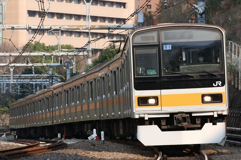 209系1000番台「中央線」・「かいじ13号」 in御茶ノ水-水道橋 - わらよ