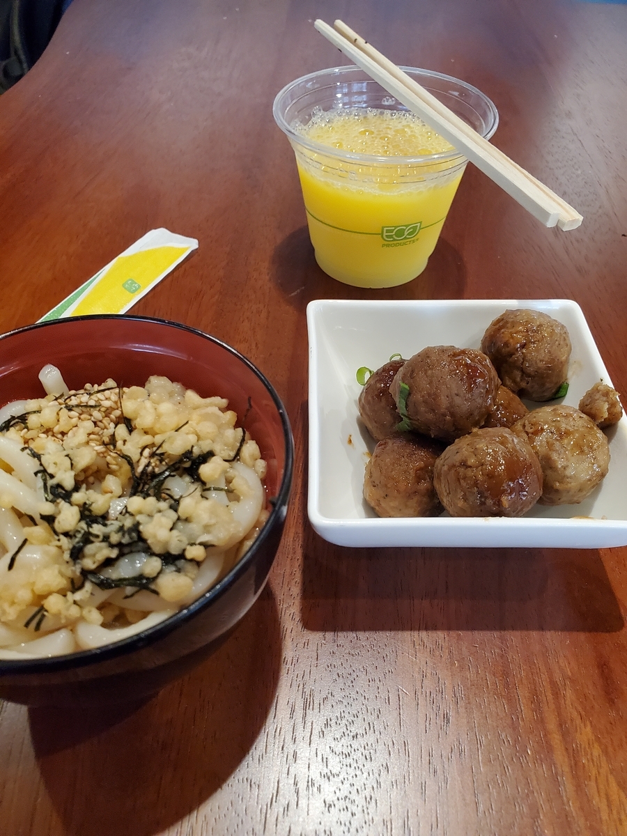 ハワイのANAラウンジのうどん、照り焼きミートボール、オレンジジュース