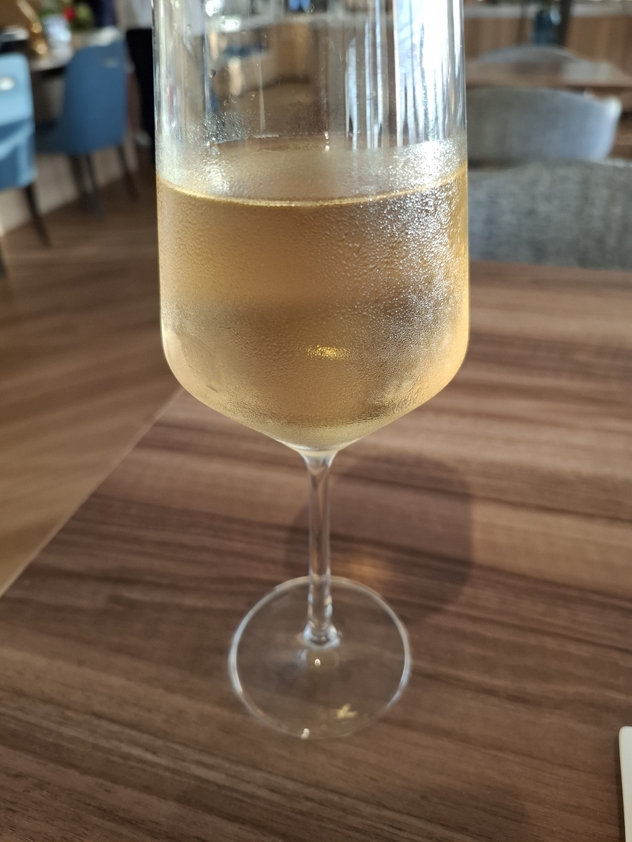 ヒルトン瀬底リゾートのカクテルタイムで飲んだ白ワイン
