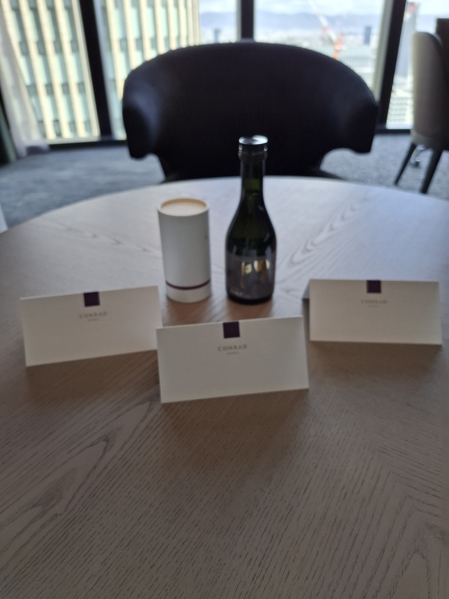 いただいた日本酒とクッキー