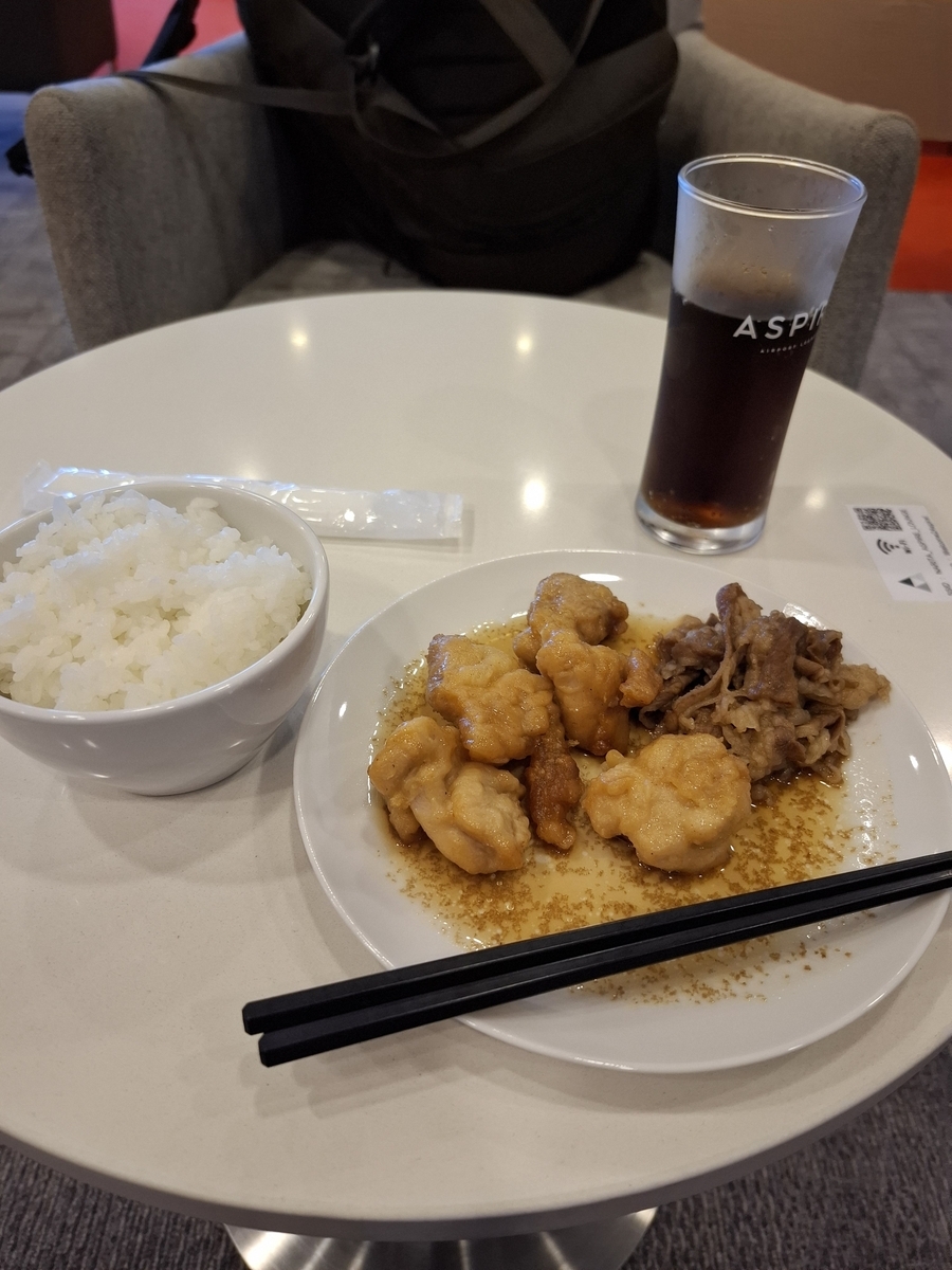 ASPIRE LOUNGEの食事（牛丼の具を間違えて平皿に盛ってしまい、汚い感じになってすみません）