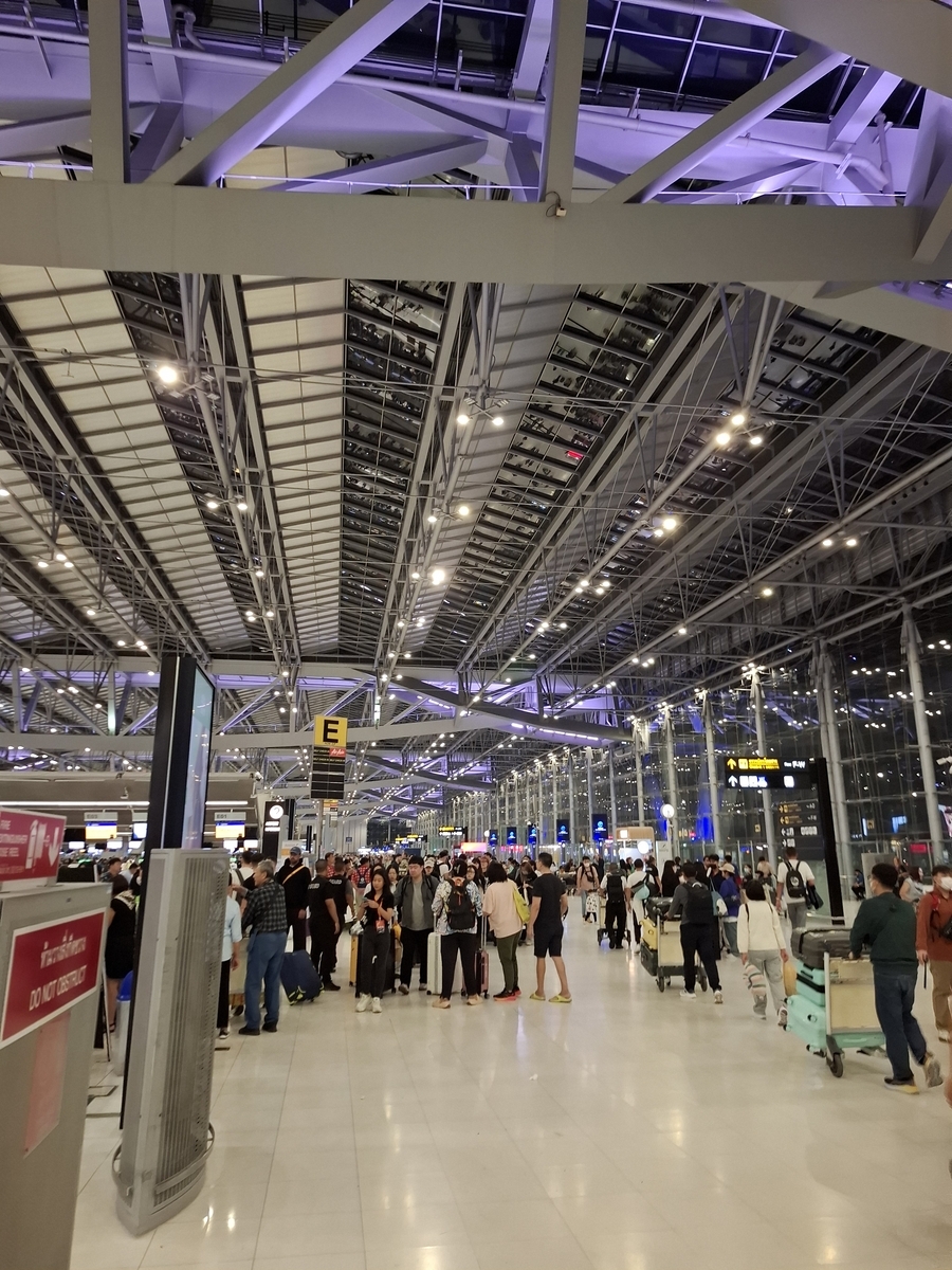 早朝のスワンナプーム空港