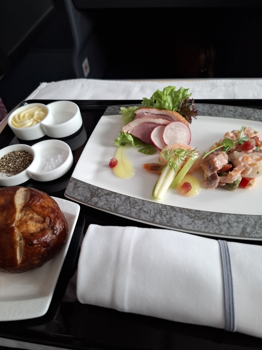 メイン（洋食に和食のご飯をいただきました。）