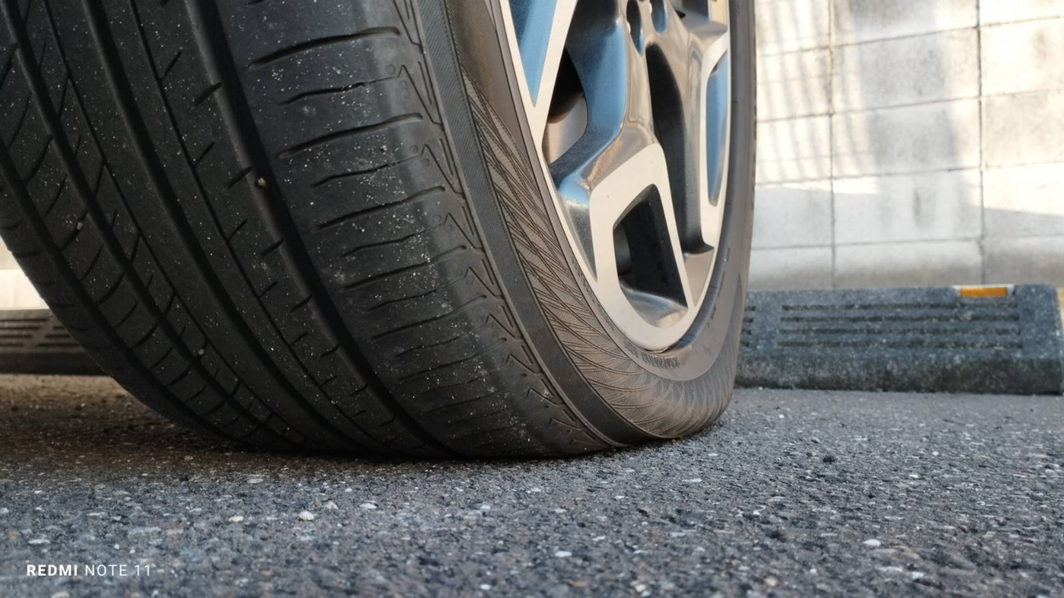 後部タイヤが、パンクしています。 車】気が付いたら左後輪がパンクしていた。 - カメラと酒、時々クルマ