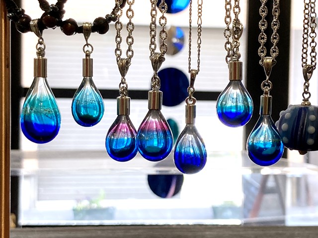 中国七宝玉ターコイズ景泰藍ネックレスSILVER竜龍緒締め玉とんぼ玉アンティーク 南の海の青 砂入りの雫型ネックレス とんぼ玉工房 青い竜宮城 - 江古田