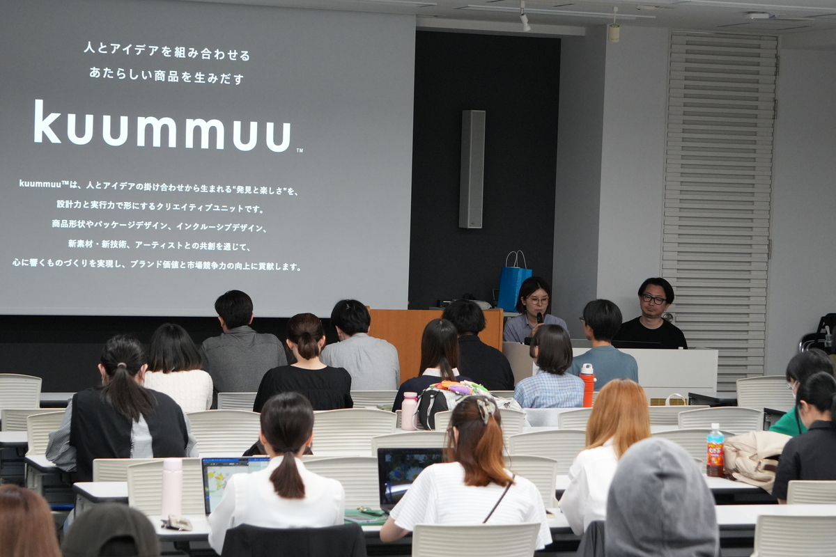 セミナー会場の様子　kuummuuのスライドが表示されている