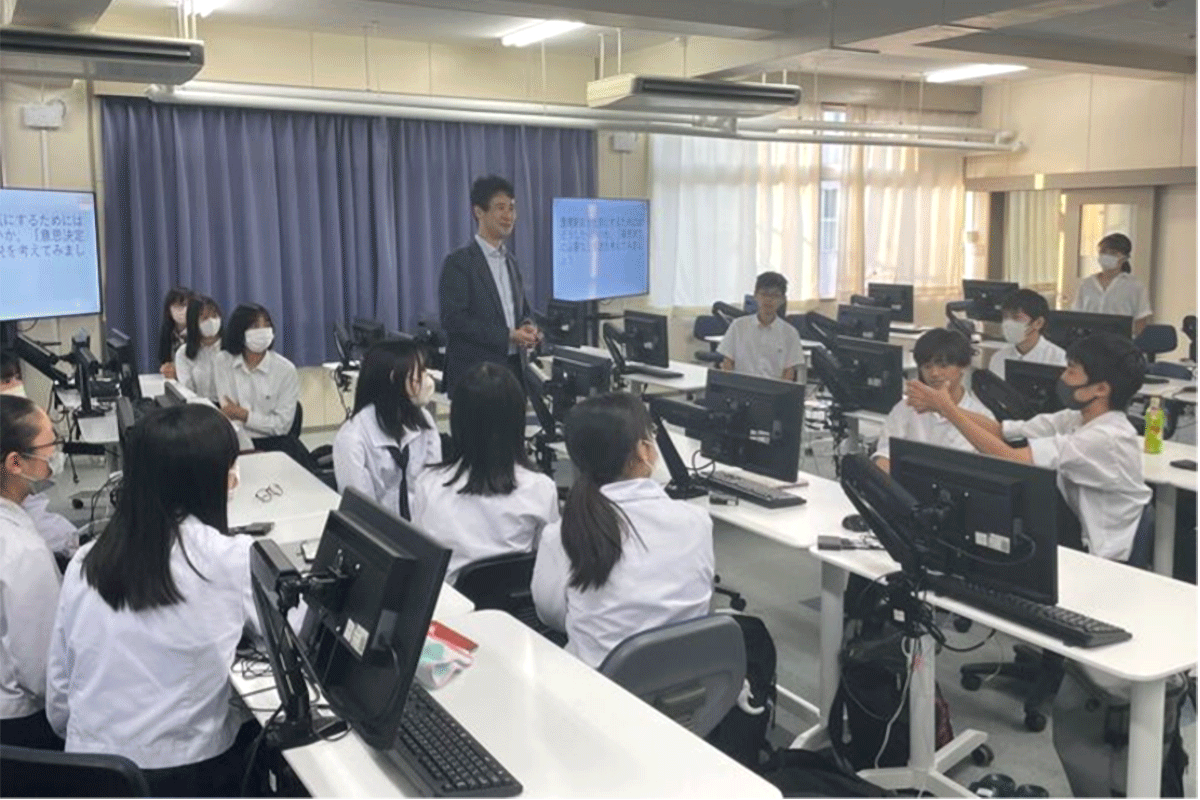 豊橋商業高校の学生たち