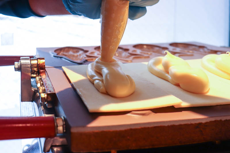 石川県金沢市にあるクロワッサンたい焼きのお店なぎさや調理風景