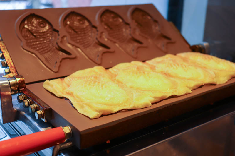 石川県金沢市にあるクロワッサンたい焼きのお店なぎさや調理風景