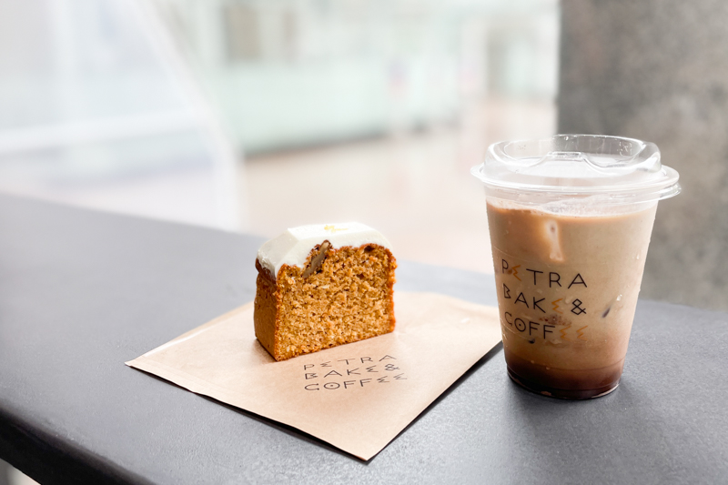 金沢の近江町市場にあるコーヒースタンドPETRA BAKE＆COFFEE（ペトラベイクアンドコーヒー）の自家製スパイスカフェモカ