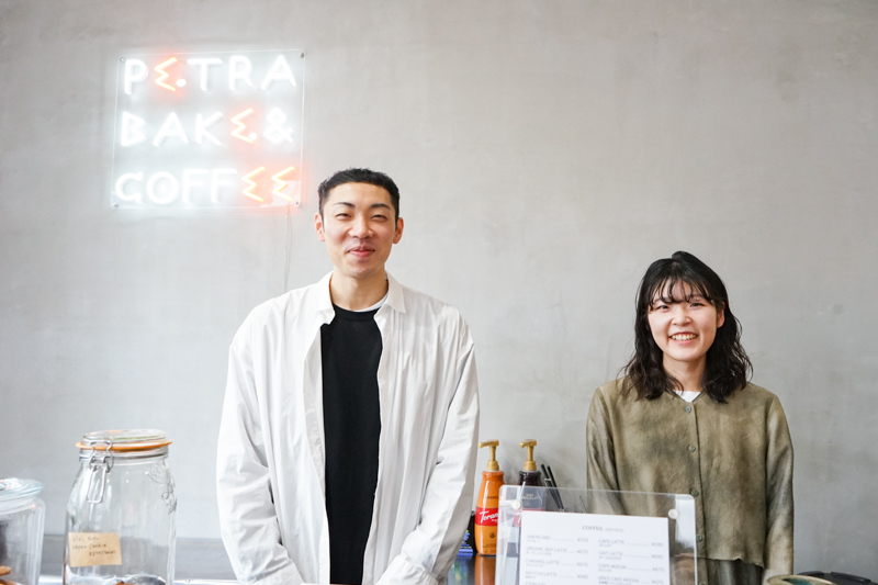 金沢の近江町市場にあるコーヒースタンドPETRA BAKE＆COFFEE（ペトラベイクアンドコーヒー）スタッフ