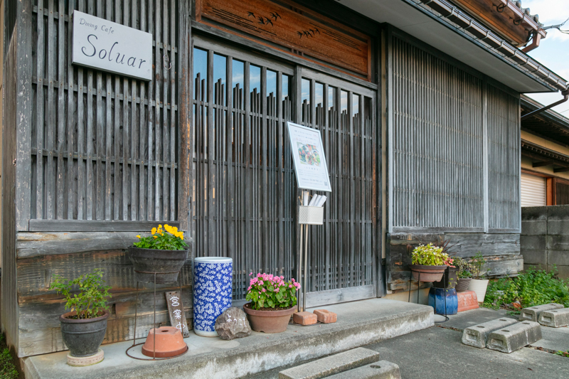 石川県河北郡津幡町にあるCafe Soluar（カフェ ソルア）外観