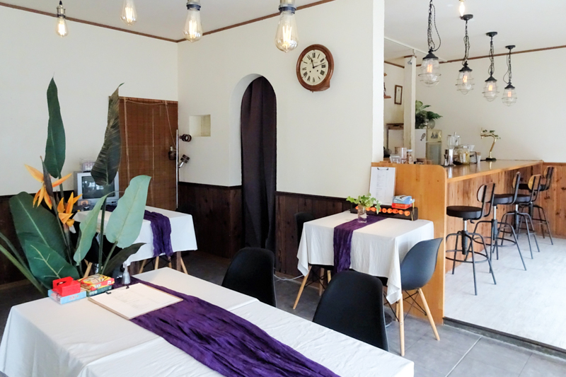 山代温泉街のCafe and Bar Cucuriの内観