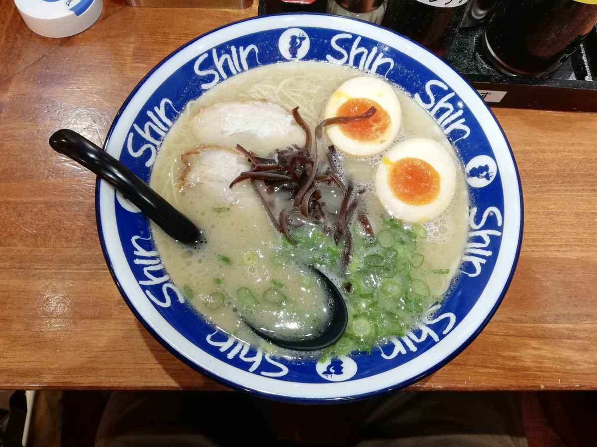 博多ラーメンShin Shin 博多純情ラーメン 煮玉子入りラーメン