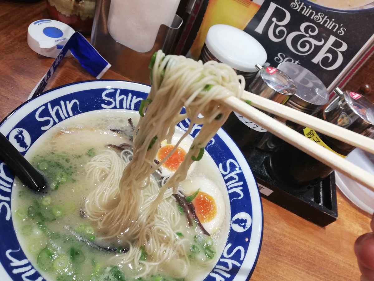 博多ラーメンShin Shin 博多純情ラーメン　煮玉子入りラーメン