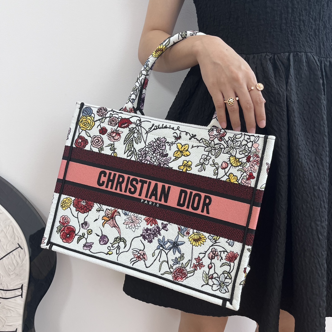 ディオールの魅力を余すところなくご紹介！DIOR BOOK TOTE バッグの