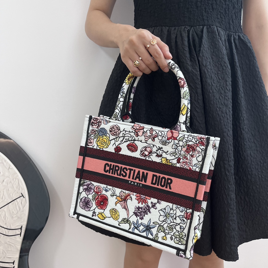 ディオールの魅力を余すところなくご紹介！DIOR BOOK TOTE