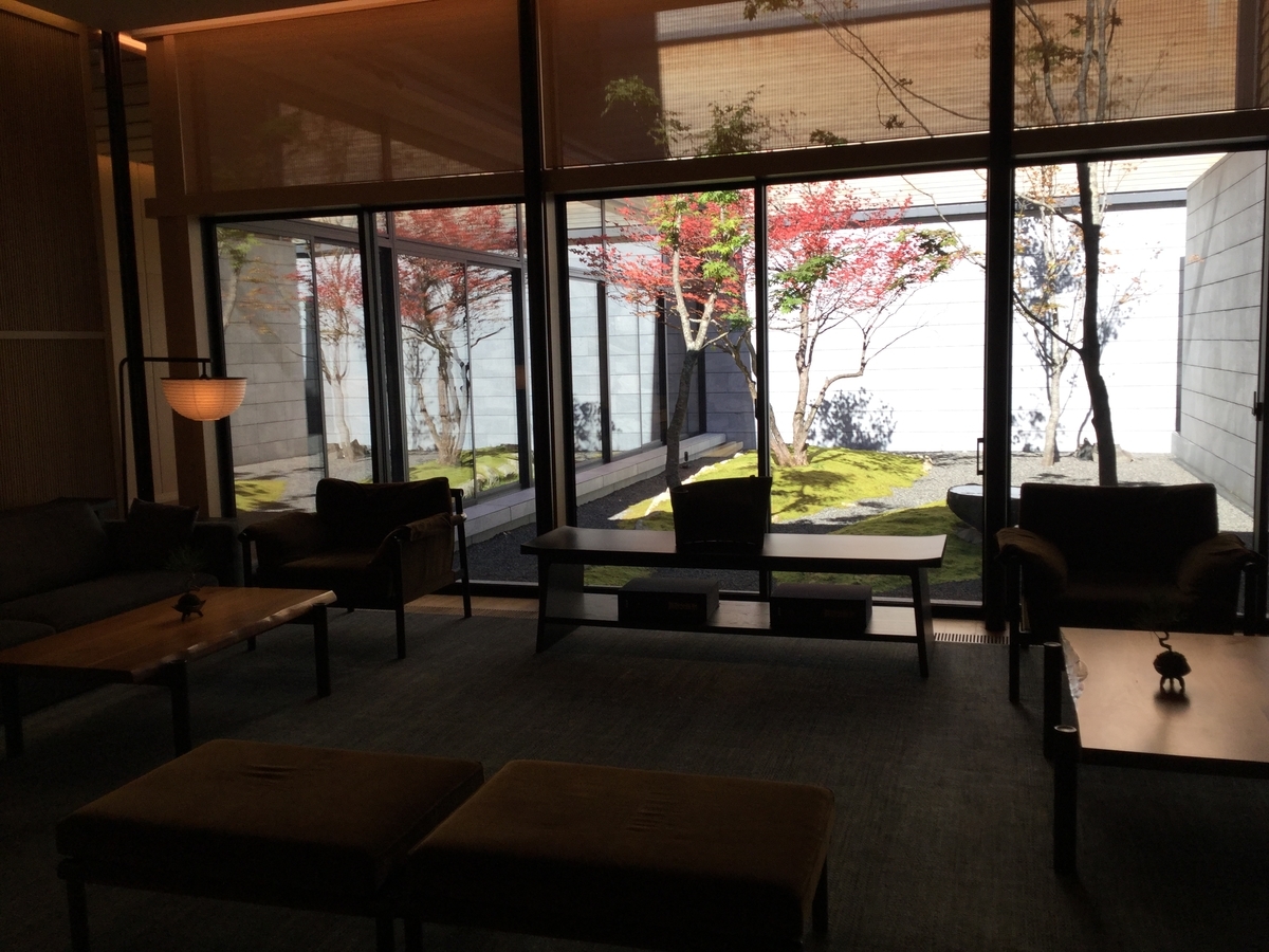 ザ・リッツ・カールトン日光 チェックインフロントのロビー（Marriott & Go）