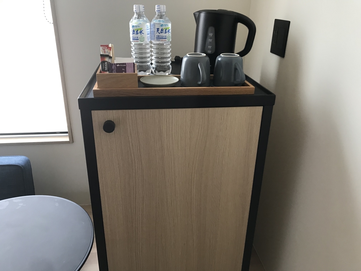 フェアフィールド・バイ・マリオット・栃木もてぎ 冷蔵庫とミニバーコーナー（Marriott & Go）
