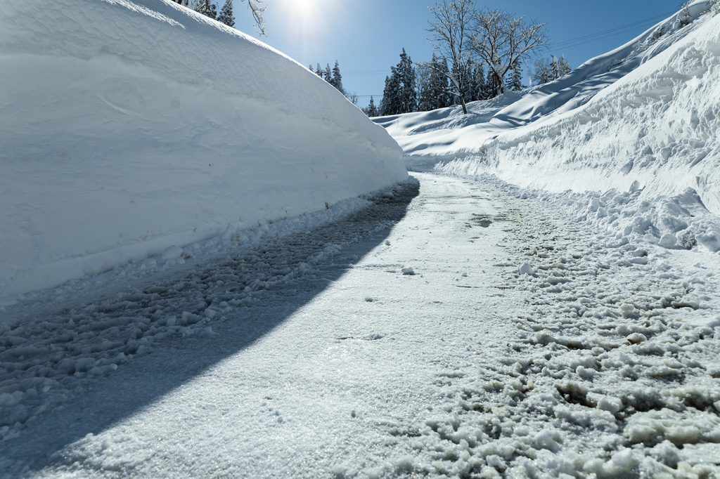 除雪した雪道