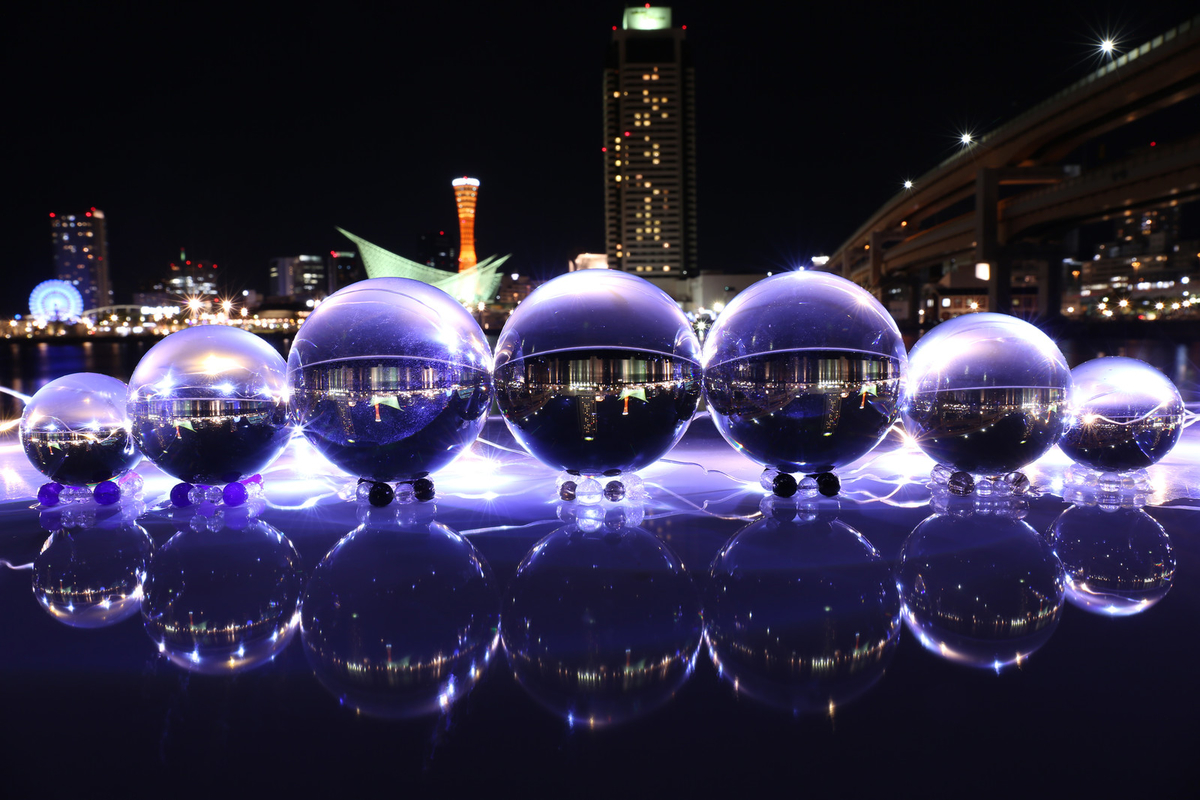 夜景と美しい大小の水晶玉のフリー画像（写真）