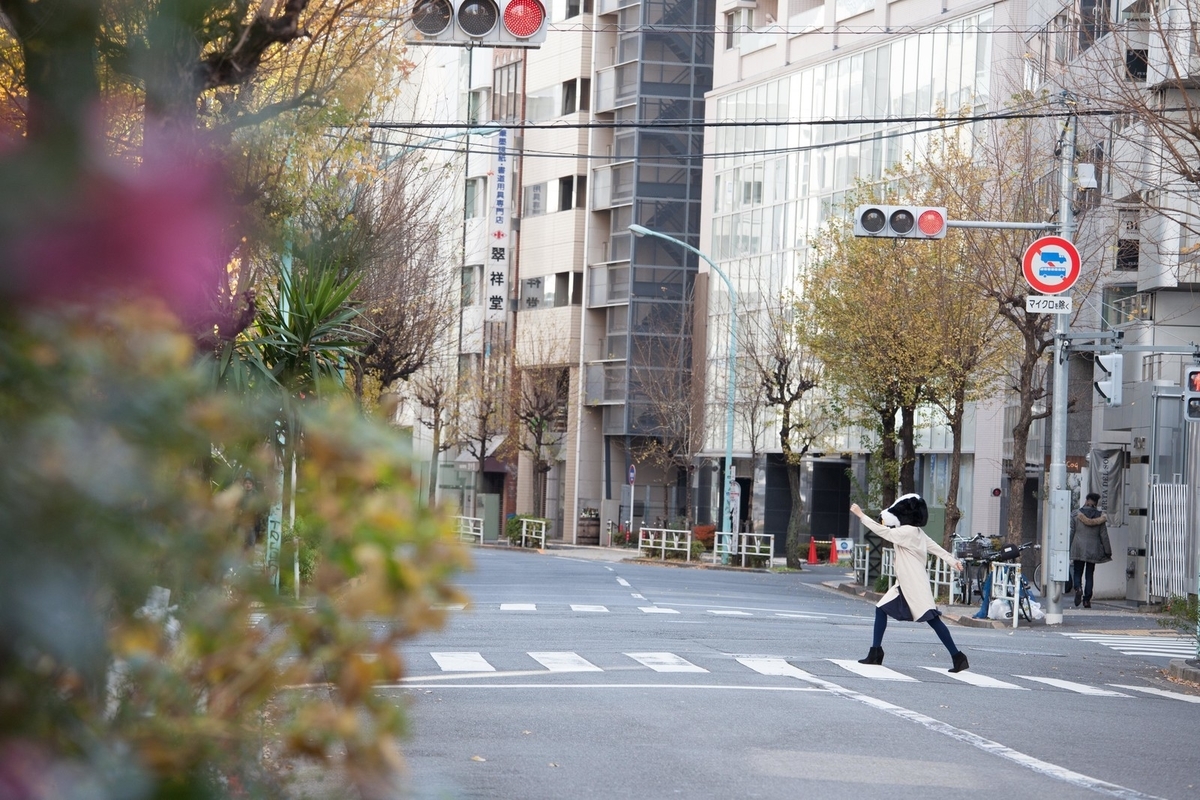 横断歩道は手を上げて渡りましょうのフリー画像（写真）