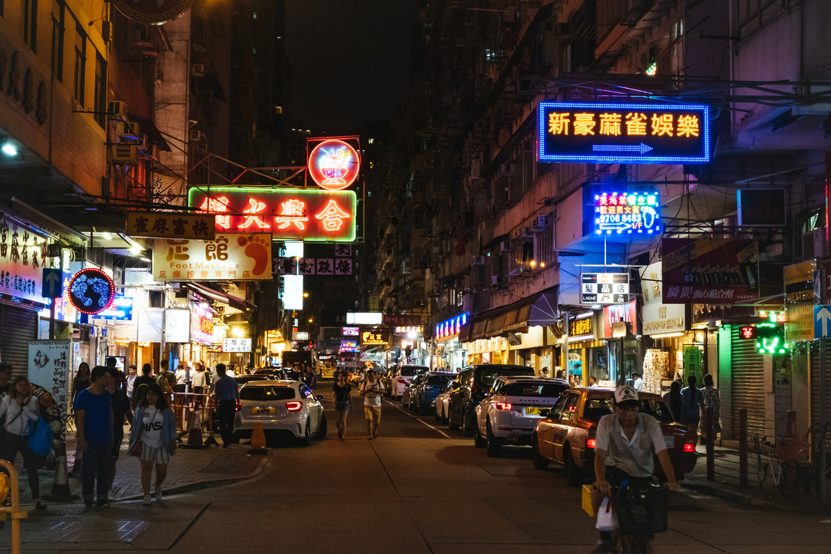 ネオン輝く香港の繁華街のフリー画像（写真）