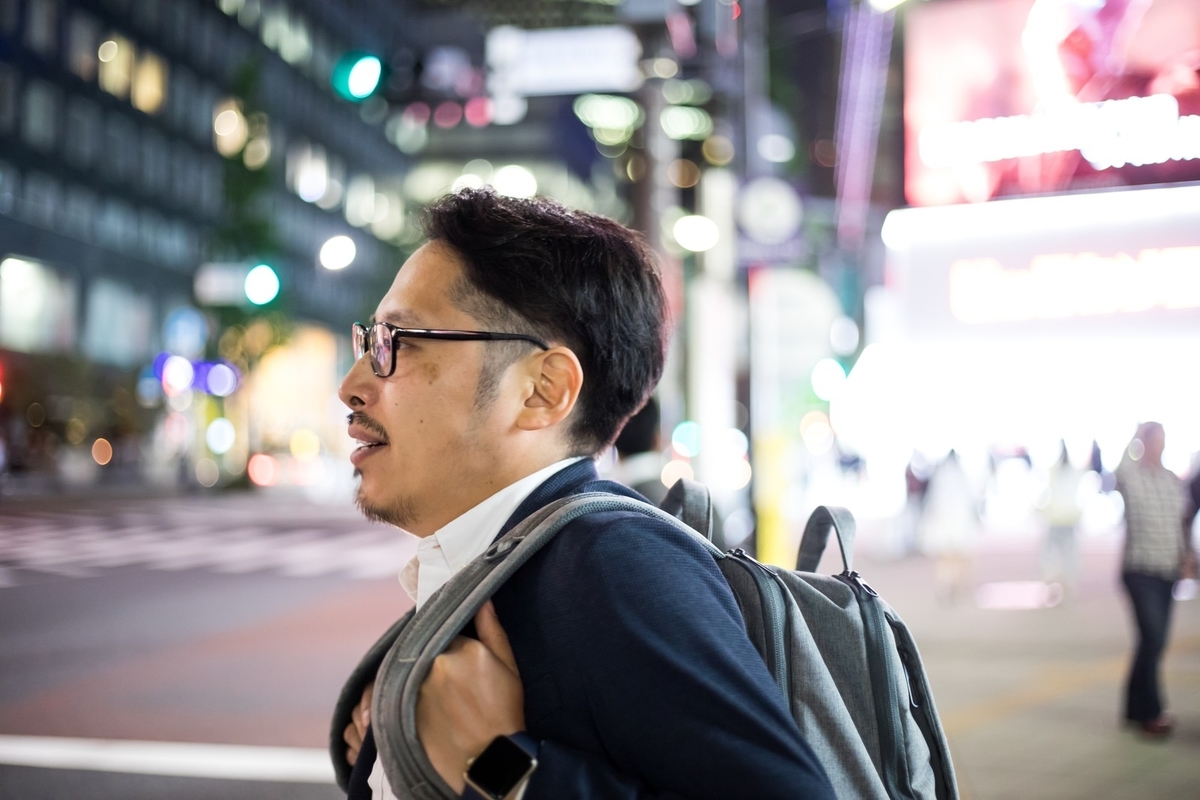 家電量販店から出てきた会社員を密着のフリー画像（写真） モデル：ゆうせい