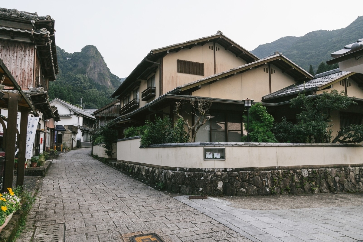 古い街並みの大川内山を散策のフリー画像（写真）