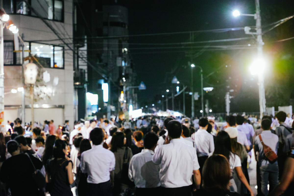 天神祭の路上の人集まりのフリー画像（写真）