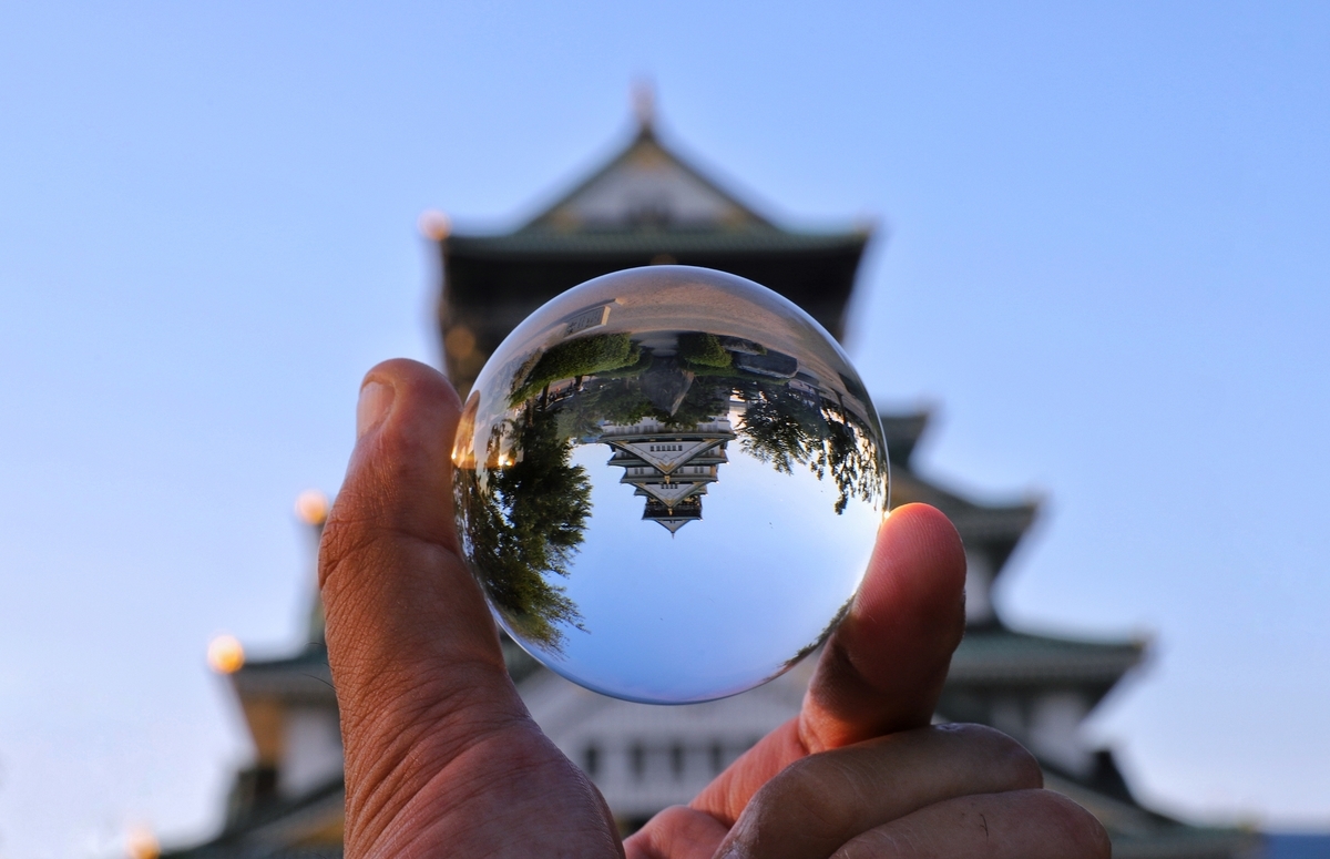 水晶球越しに見る城跡のフリー画像（写真）