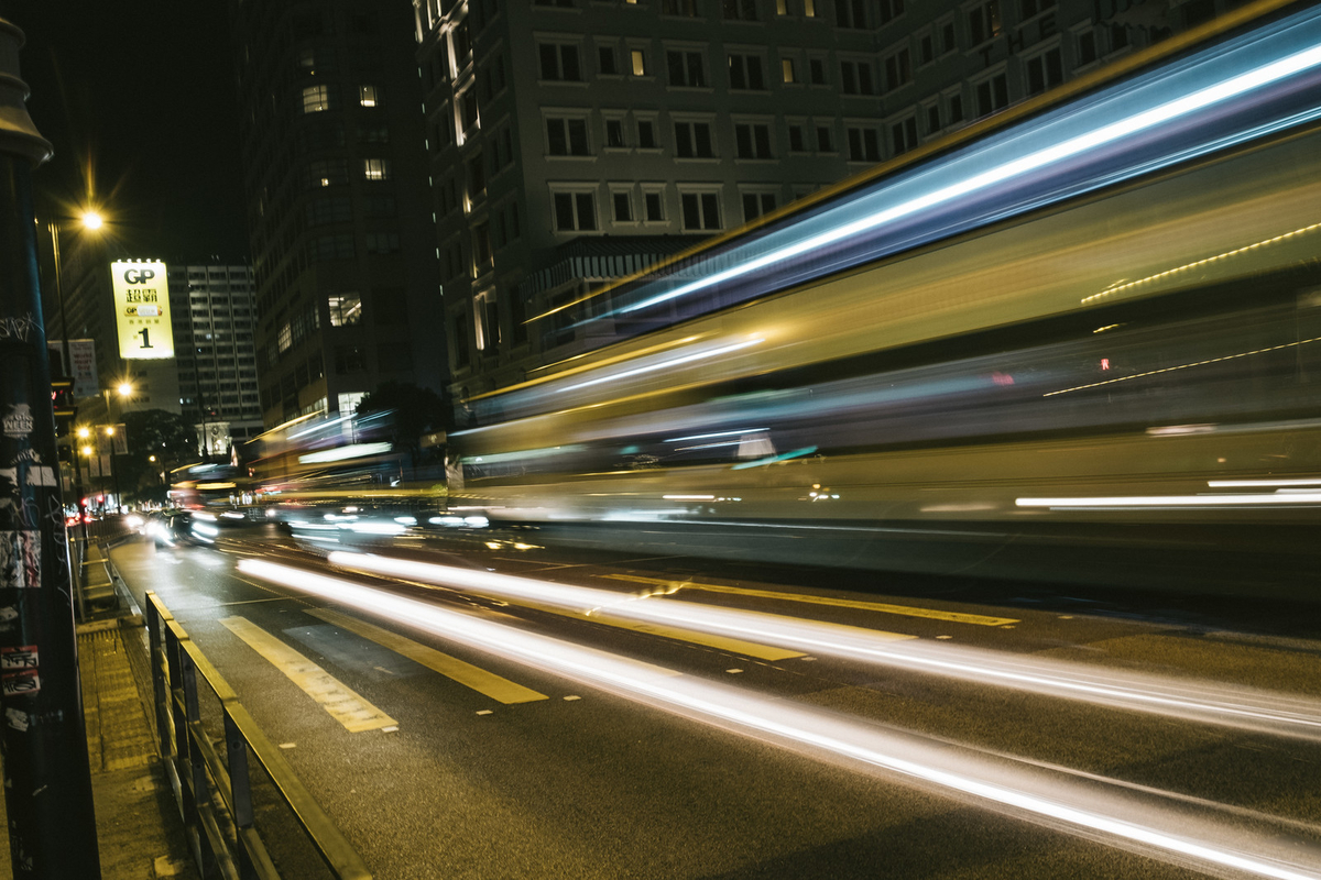 都会を走る車の光跡のフリー画像（写真）