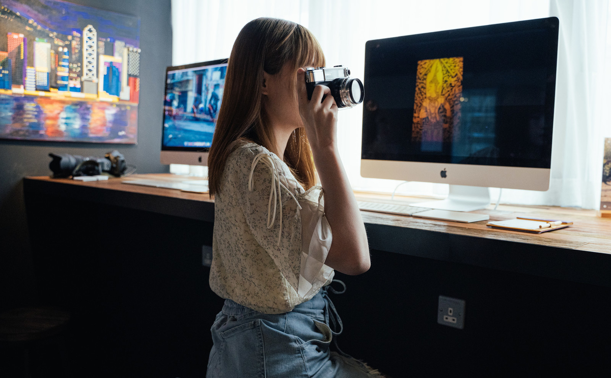 コワーキングスペースでカメラ女子のフリー画像（写真）