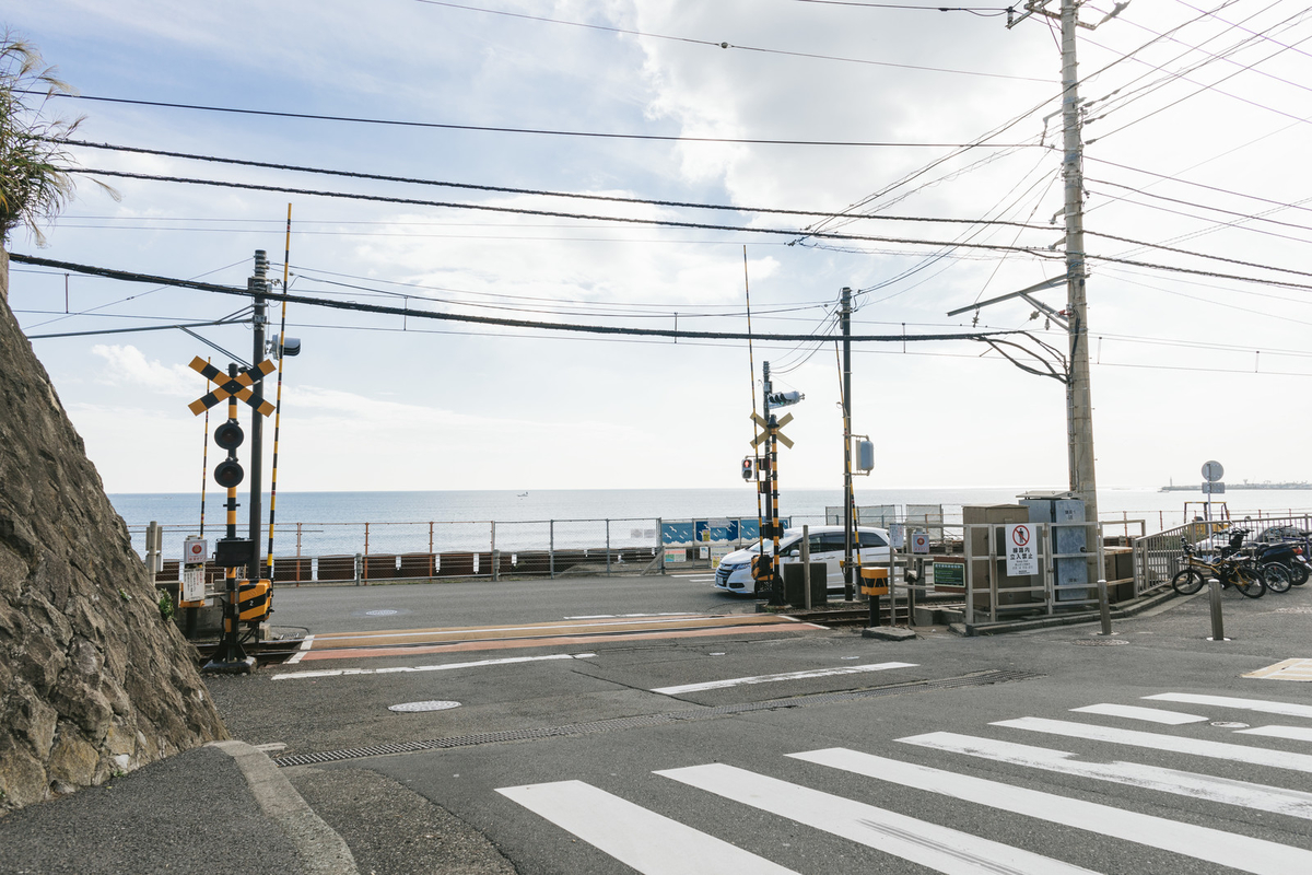 アニメのOPで有名になった鎌倉高校前駅の踏切のフリー画像（写真）