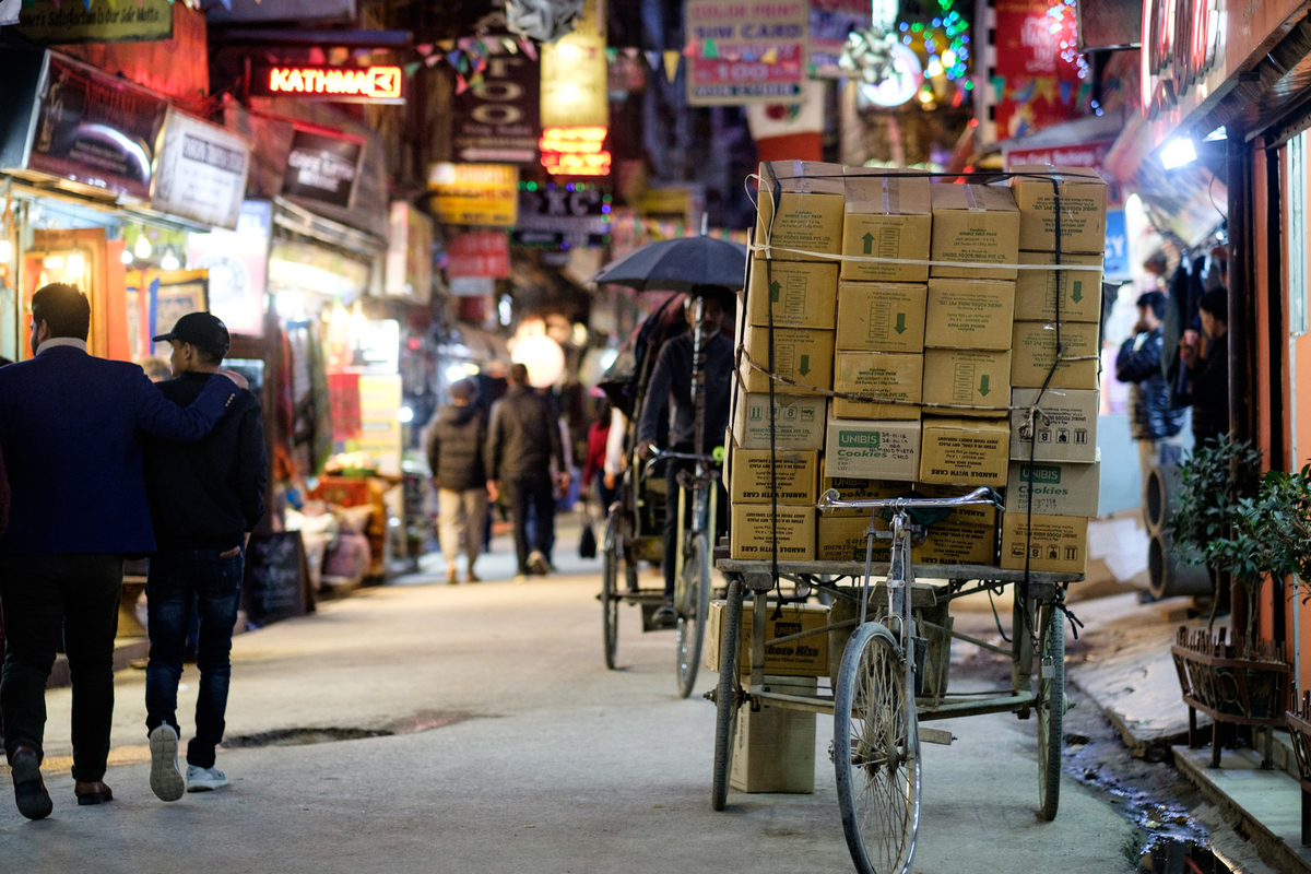 荷台にこれでもかと積載されたダンボールのフリー画像（写真）